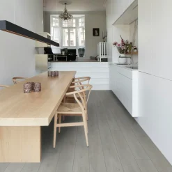 Outlet BerryAlloc Ocean+ 8 V4 laminatgulv Bloom silver grey 190x1288x8 mm