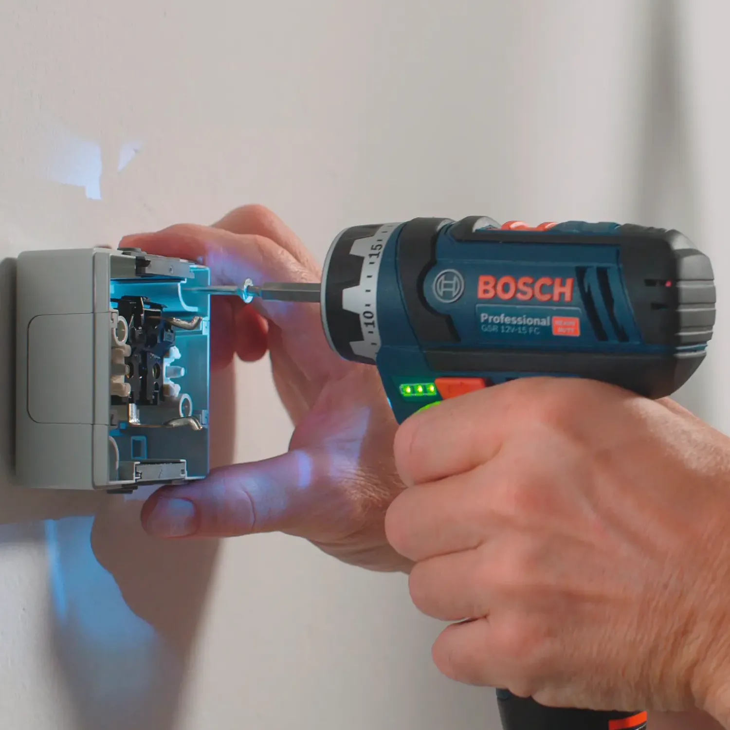 Bosch Professional Bore- Og Skruemaskiner^Bosch GSR 12V-15 FC bore/skruemaskine 2x2,0 Ah batteri/lader og L-BOXX