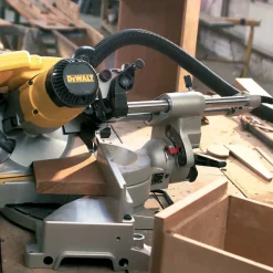 DeWALT Kap-/Geringssave^DW712N kap-/geringssav 1650 W Ø216 mm m/udtræk