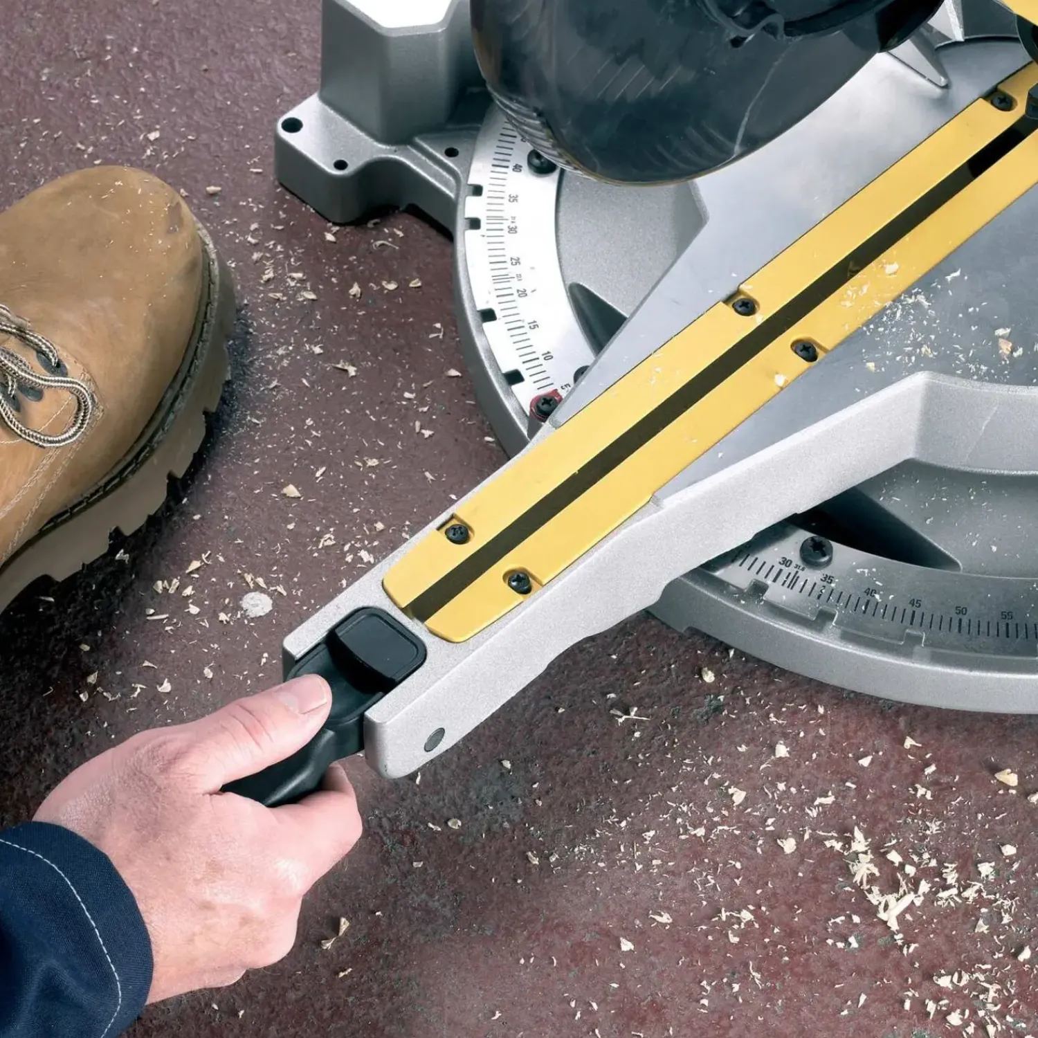 DeWALT Kap-/Geringssave^DW712N kap-/geringssav 1650 W Ø216 mm m/udtræk