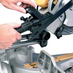 DeWALT Kap-/Geringssave^DW712N kap-/geringssav 1650 W Ø216 mm m/udtræk