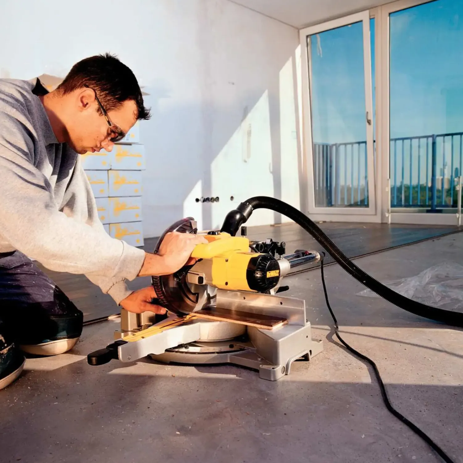 DeWALT Kap-/Geringssave^DW712N kap-/geringssav 1650 W Ø216 mm m/udtræk