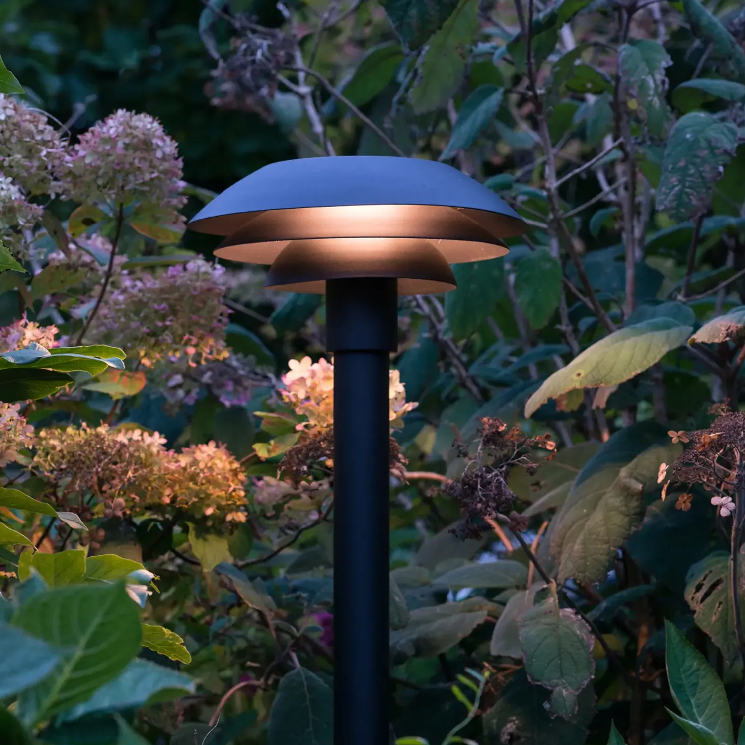 New Dyberg Larsen DL31 udendørs havelampe sort, Ø31 cm