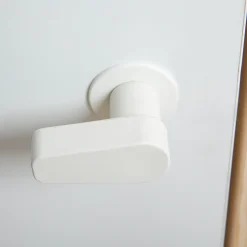 Dolle Nordic Trapper Og Lemme^Dolle ClickFIX® 56WH skunklem hvidmalet udv. karm i 54x80 cm