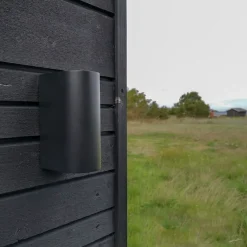 Online Dyberg Larsen Læsø udendørs væglampe up/down sort