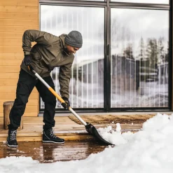 Haveredskaber^Fiskars sneskraber X serie