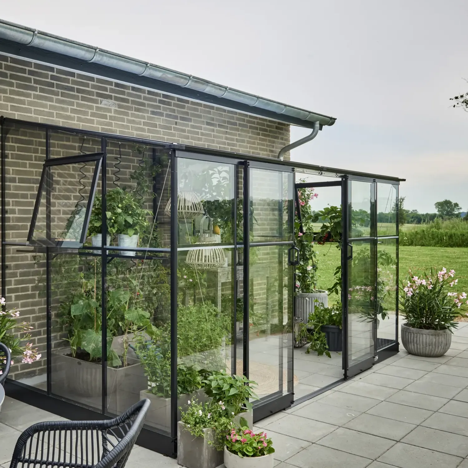 Halls Mellem Drivhuse 4-10 M²|Vægdrivhuse^Qube Lean-To 612 vægdrivhus sort med hærdet glas 7,1 m²