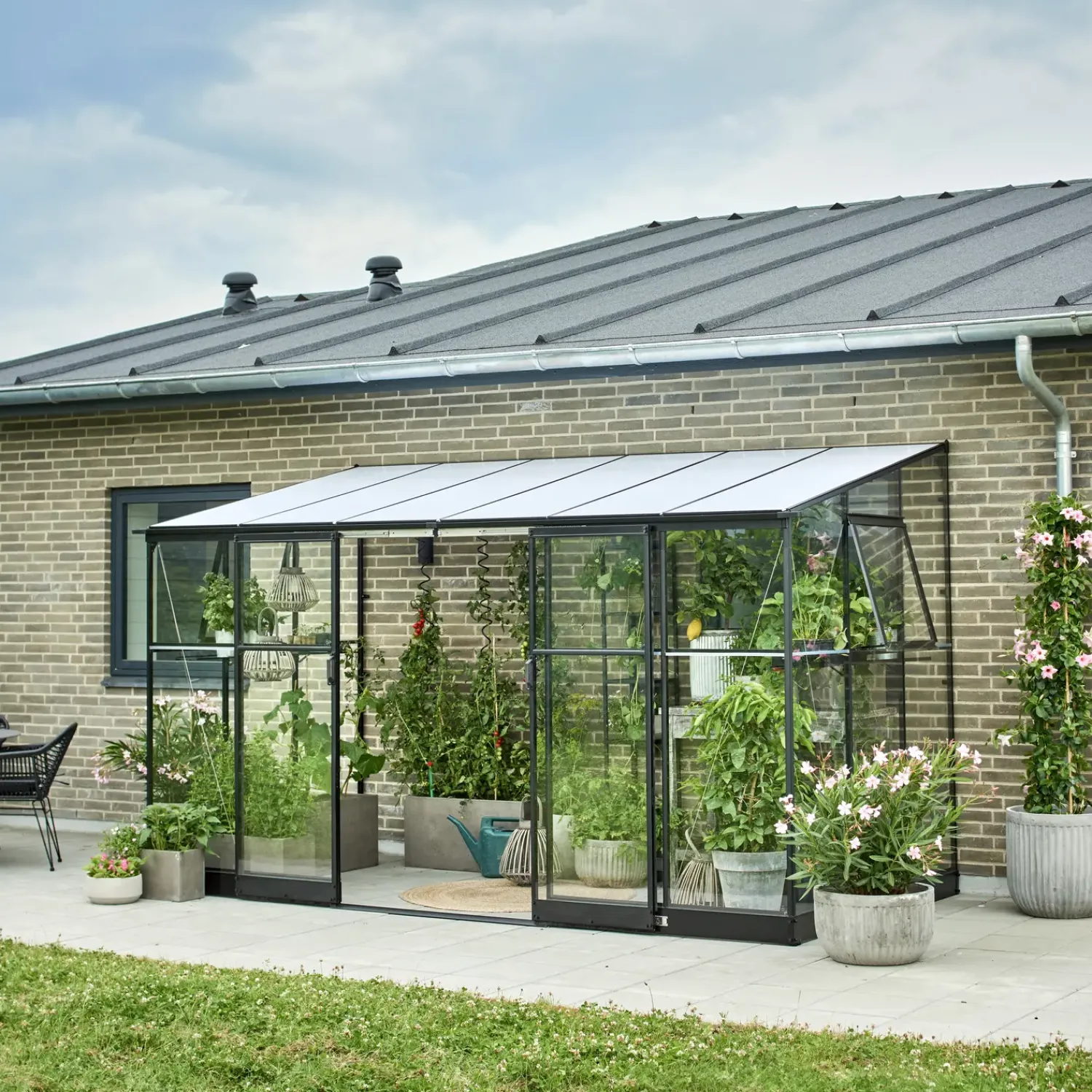 Halls Mellem Drivhuse 4-10 M²|Vægdrivhuse^Qube Lean-To 612 vægdrivhus sort med hærdet glas 7,1 m²