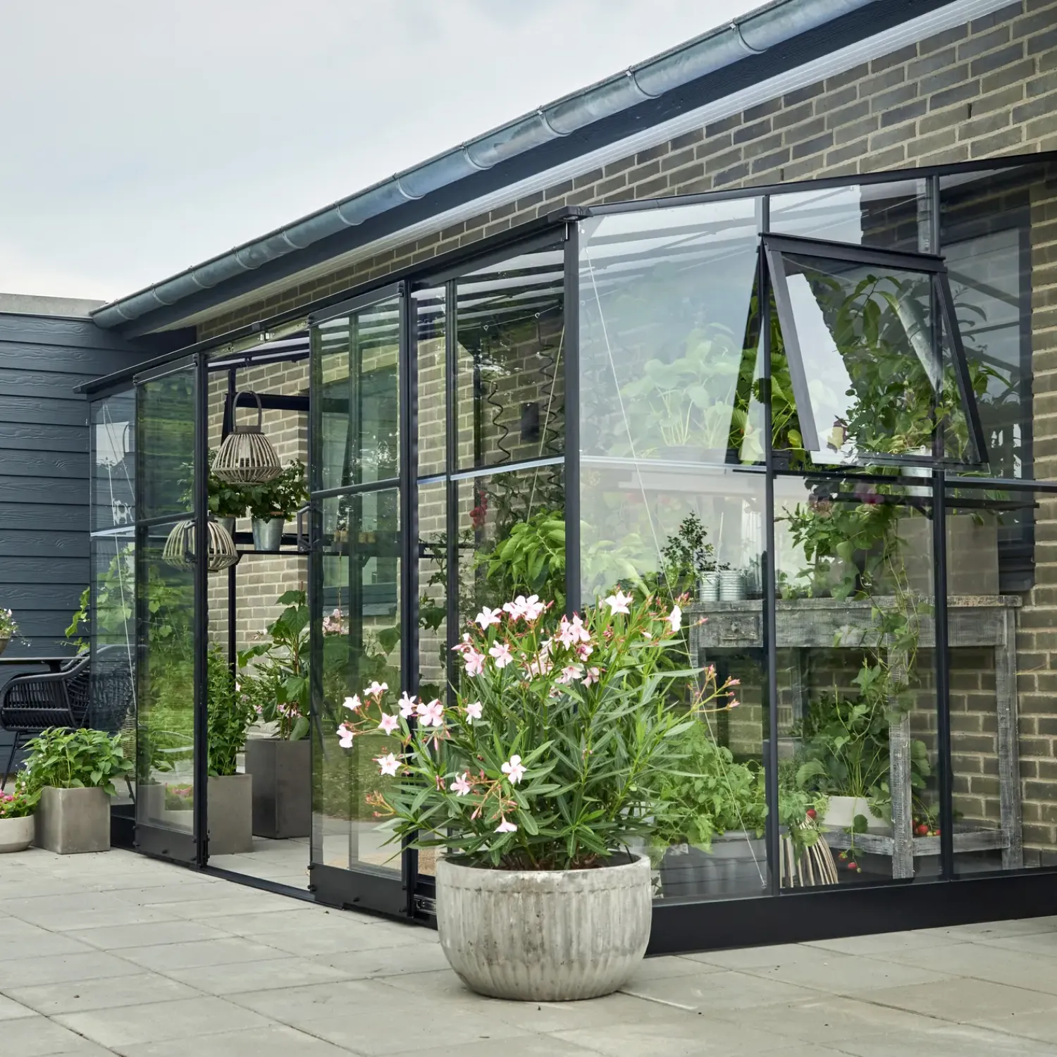 Halls Mellem Drivhuse 4-10 M²|Vægdrivhuse^Qube Lean-To 612 vægdrivhus sort med hærdet glas 7,1 m²