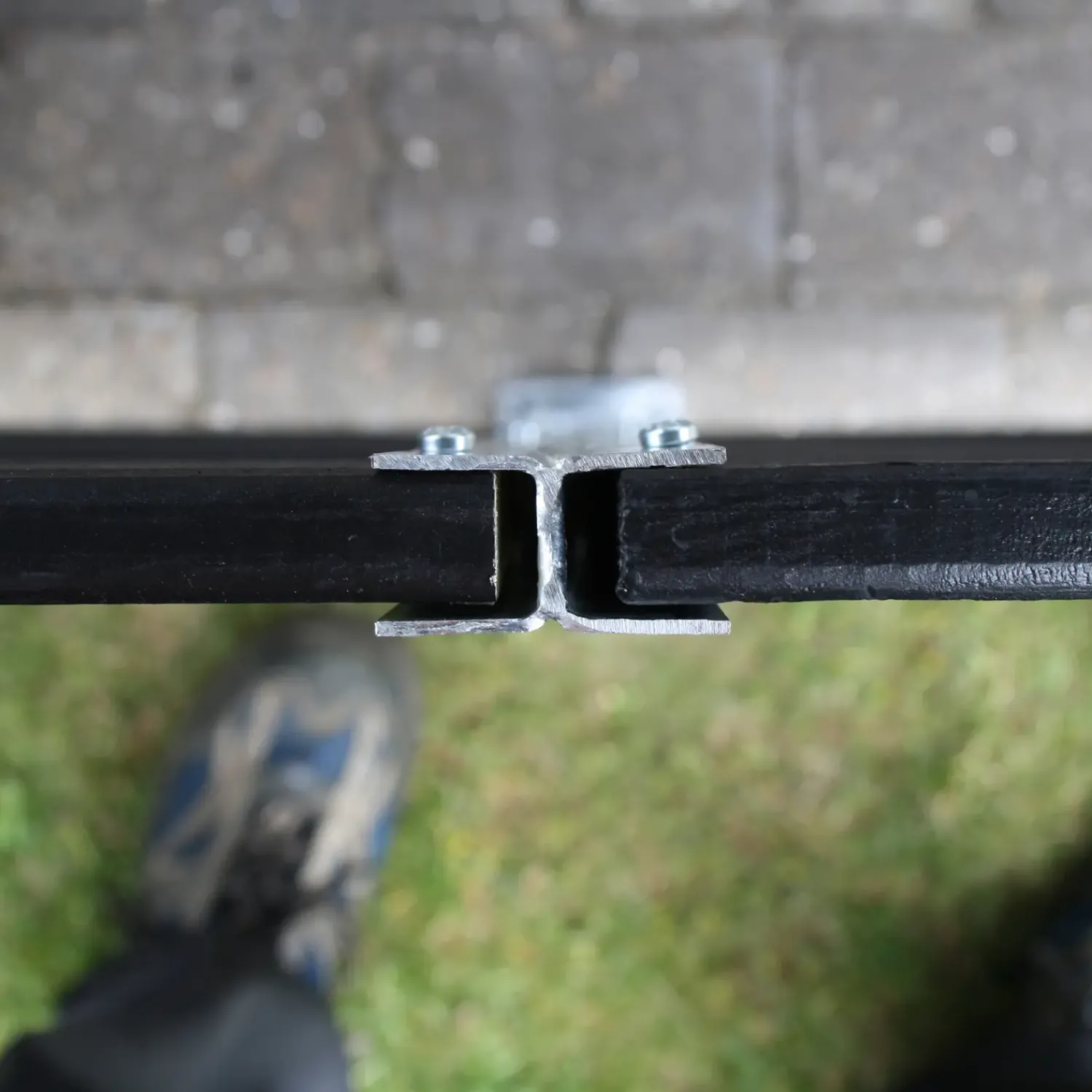 Tilbehør Til Hegn^H-stolpe m/fod varmgalvaniseret 23 mm sporbredde