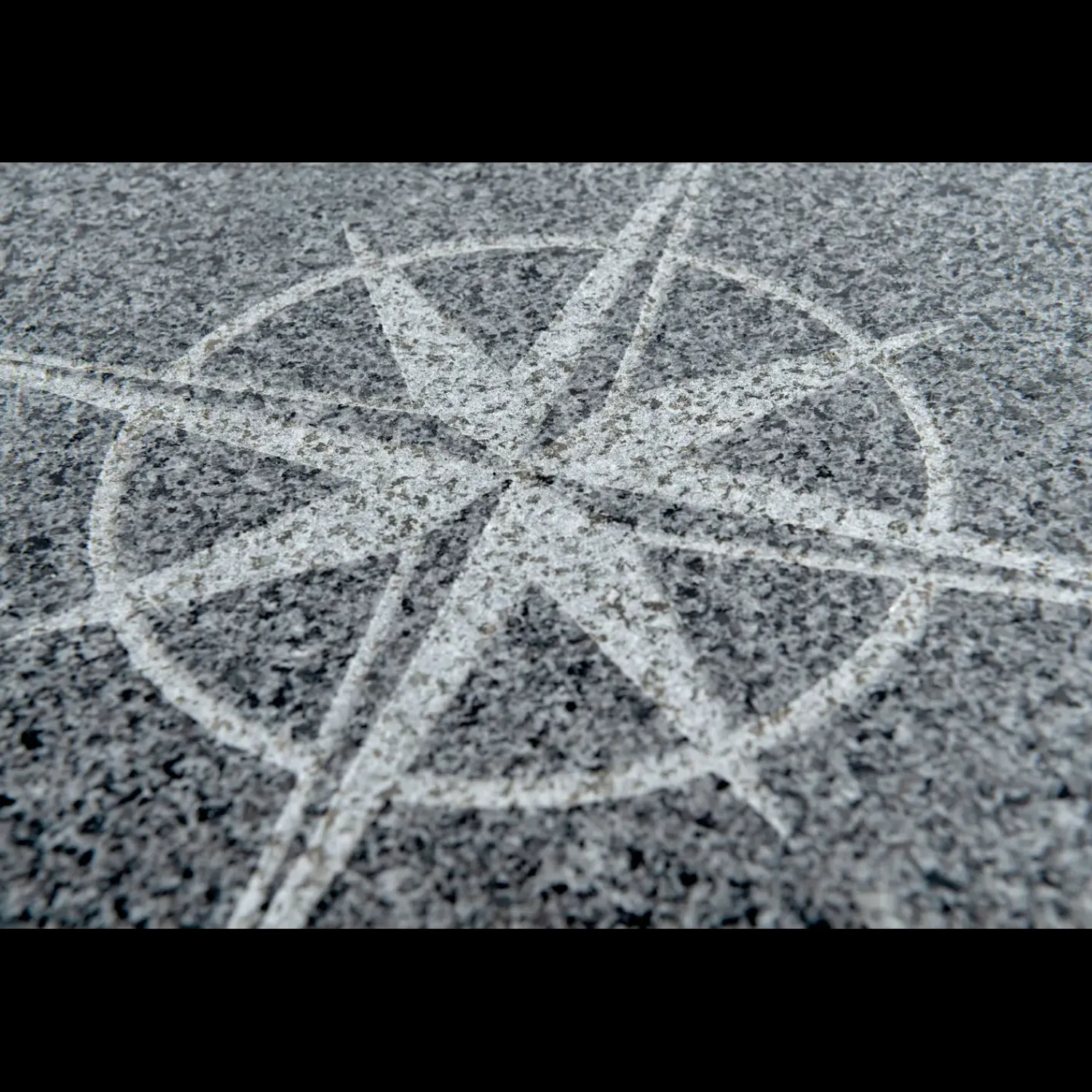 Belægningssten^Kompasdæksel G654 Ø40x4 cm mørkegrå