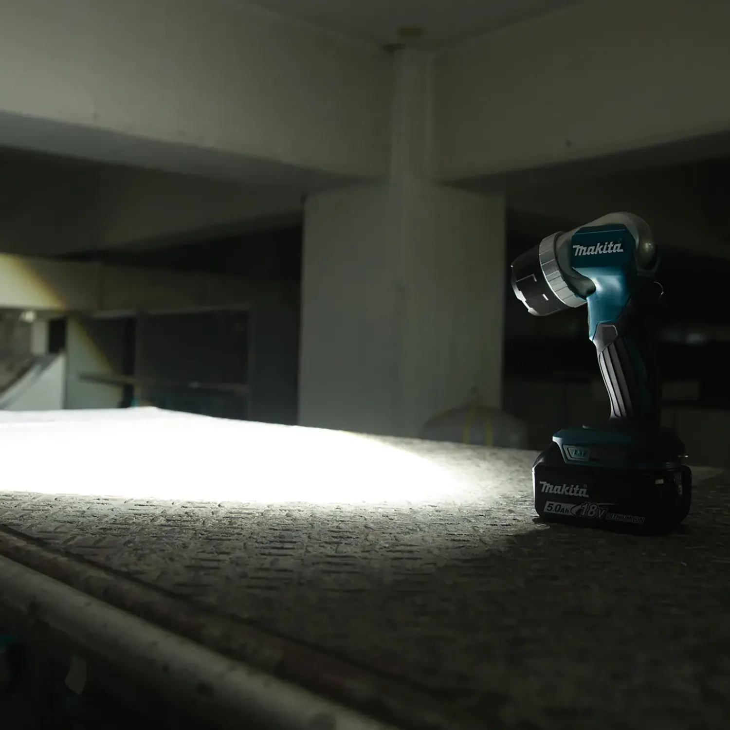 Makita Arbejdslamper|Lommelygter^DEADML808 14,4V/18V LXT LED lygte LXT solo