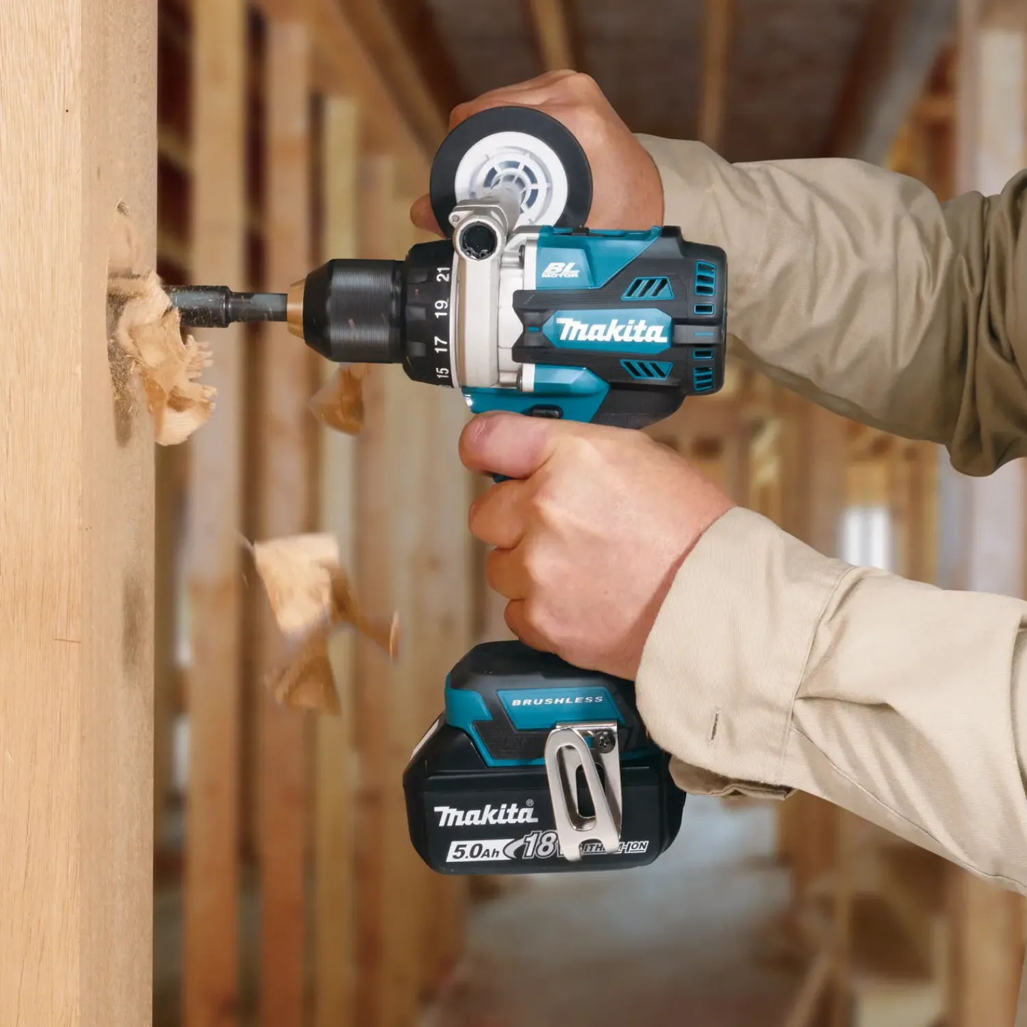 Makita Bore- Og Skruemaskiner^DHP486RTR-DAV slagboremaskine 18V inkl. 2x5,0 Ah batteri og lader
