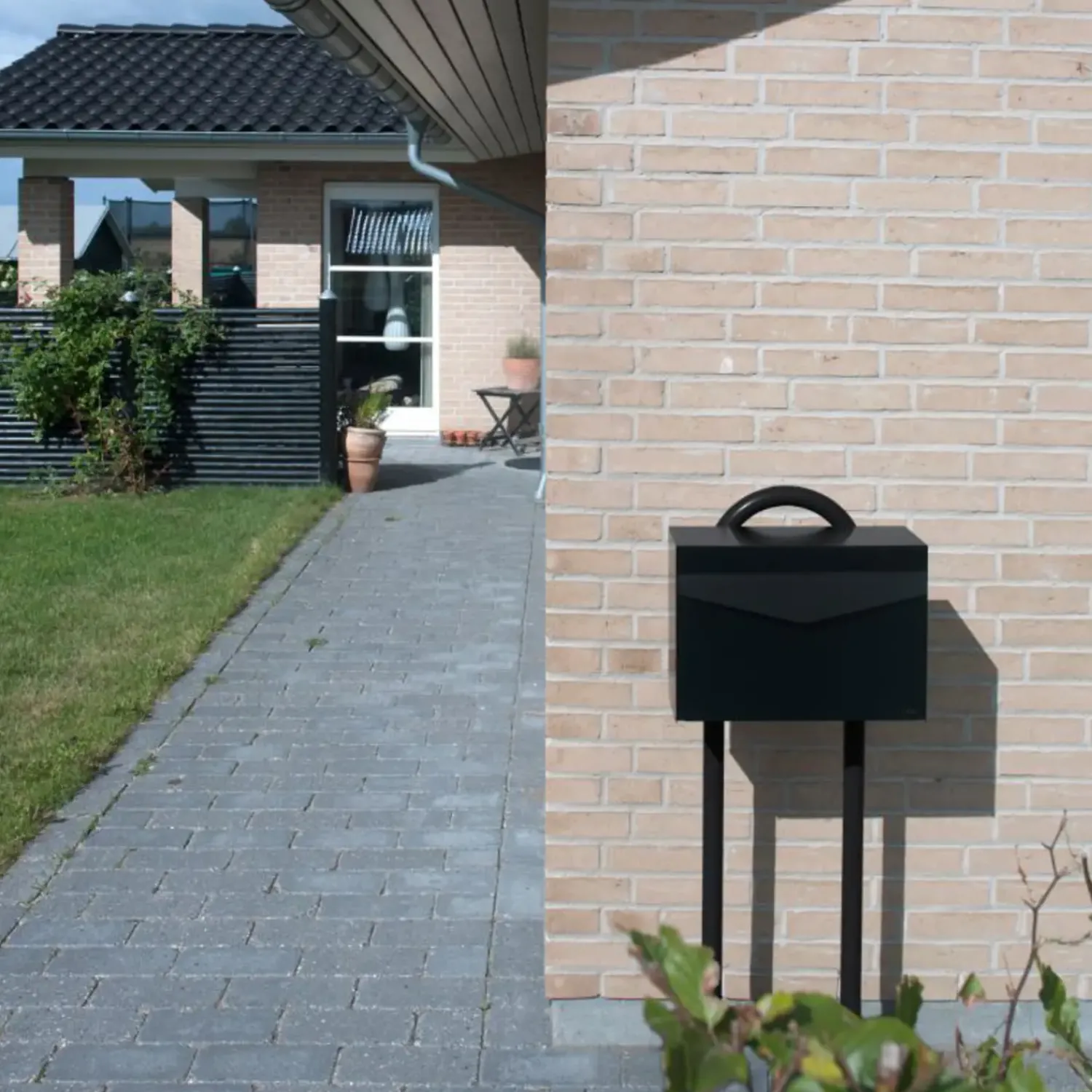 Hot ME|FA postkasse Letter (111) dybsort med lås