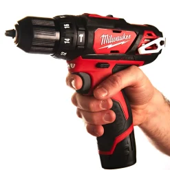 Milwaukee Bore- Og Skruemaskiner^M12 BPD 12V slagboremaskine 2x2.0 Ah batterier og lader i kuffert