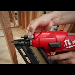 Outlet Milwaukee M18 FFN-502C Fuel™ 18V sømpistol 2x5.0 Ah batterier og lader