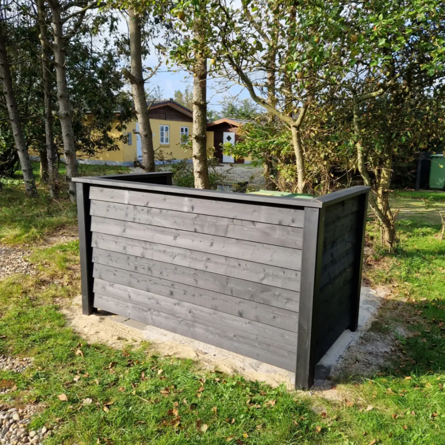 Plus Klink renovationsskjuler m/træstolper til nedgravning 108x194 cm sort