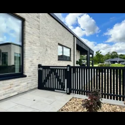 Plus Tilbehør Til Hegn^lågebeslag ti/enkelt-bredlåge m/justerbare stabler varmgalvaniseret