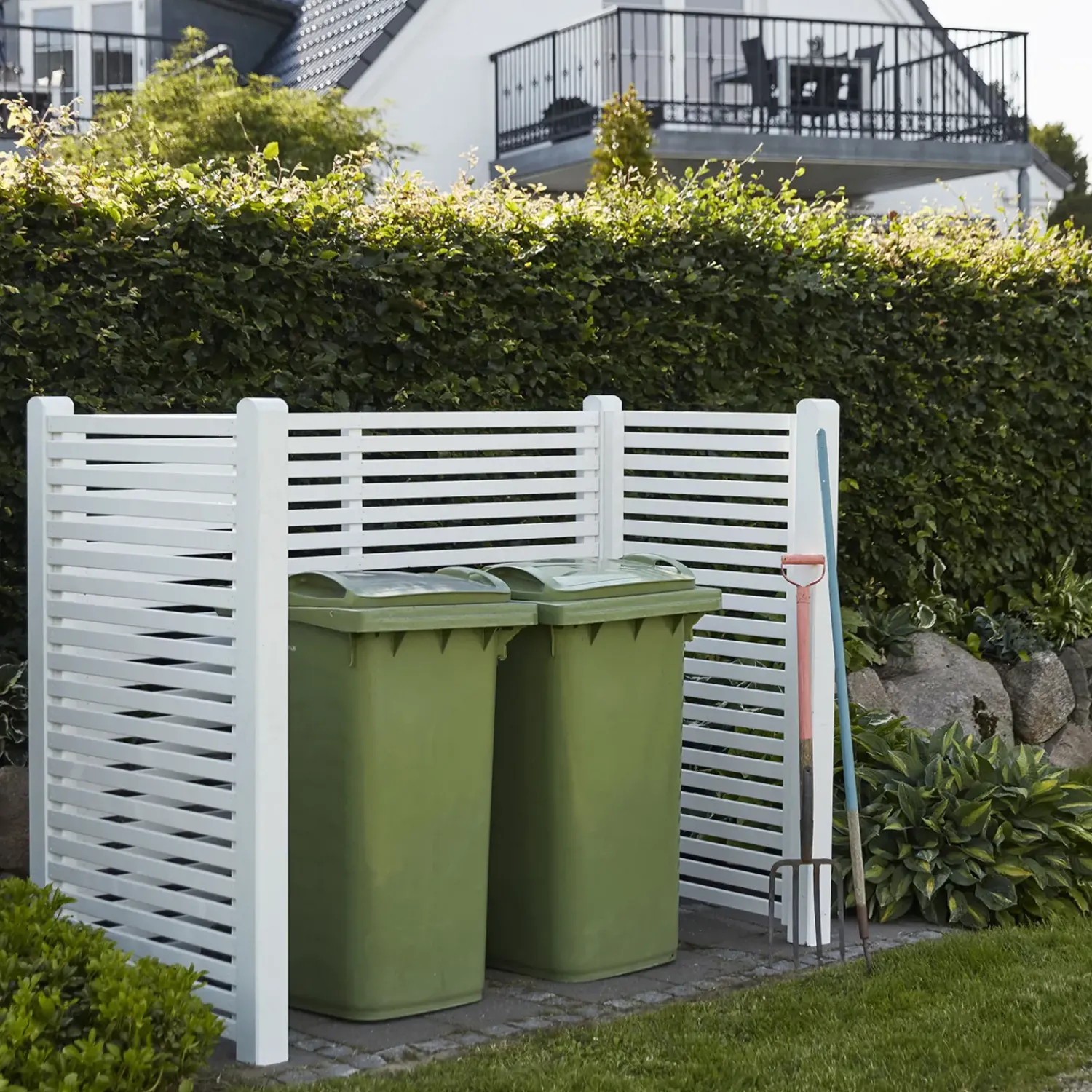 Plus Renovationsskjuler^Tokyo renovationsskjuler m/træstolper t/nedgravning hvid