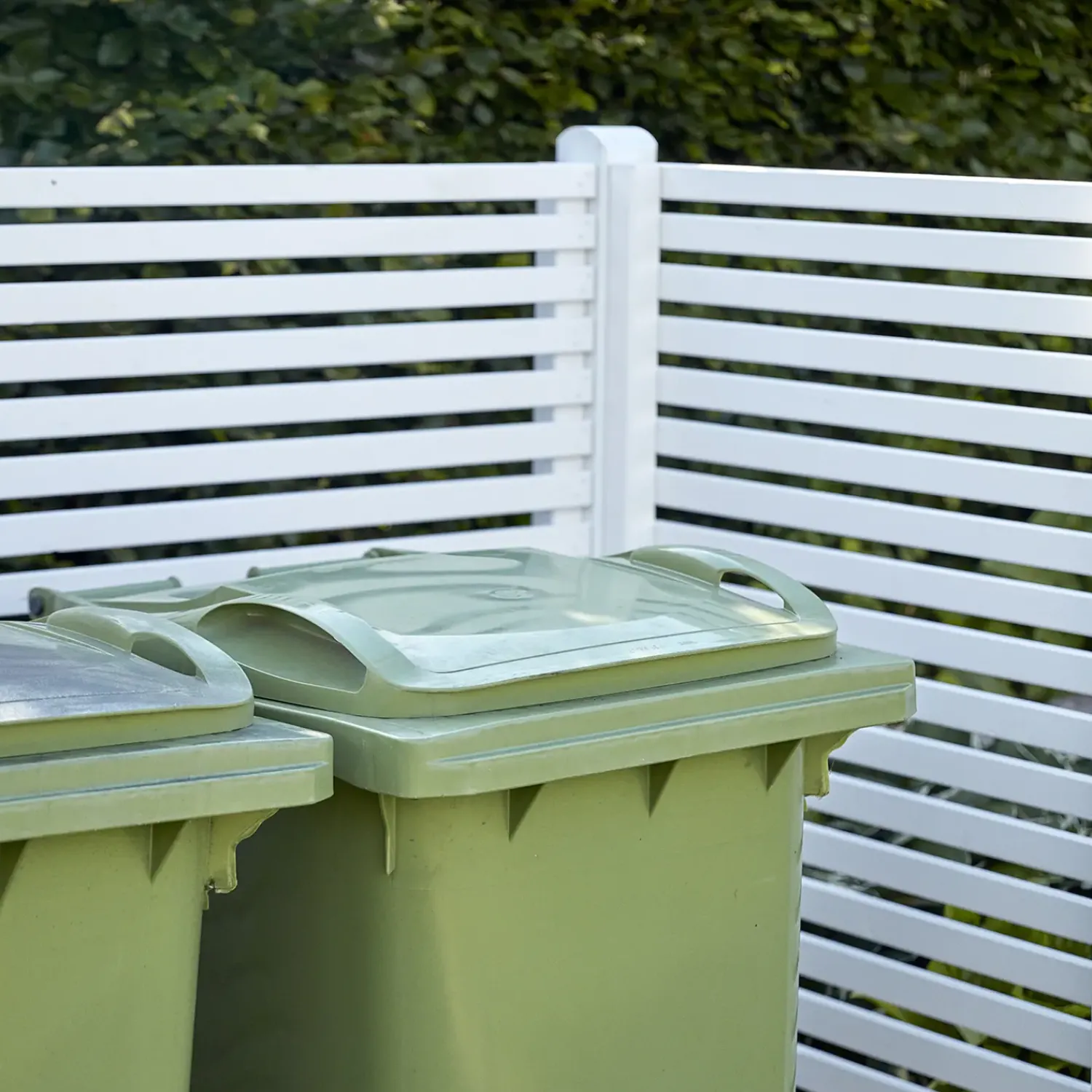 Plus Renovationsskjuler^Tokyo renovationsskjuler m/træstolper t/nedgravning hvid