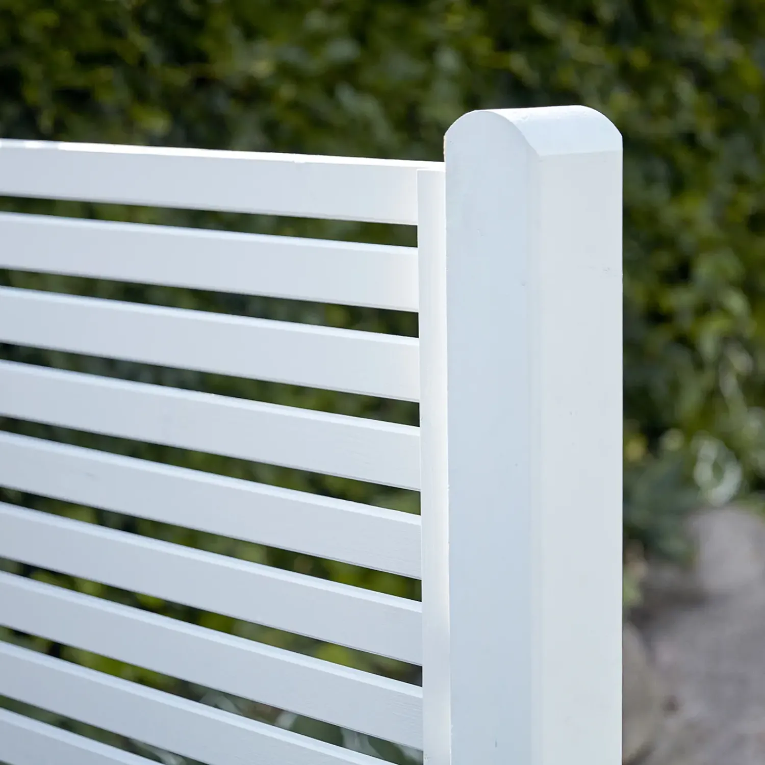 Plus Renovationsskjuler^Tokyo renovationsskjuler m/træstolper t/nedgravning hvid