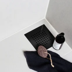 Online Purus afløbsrist/ramme 150x150 mm sort