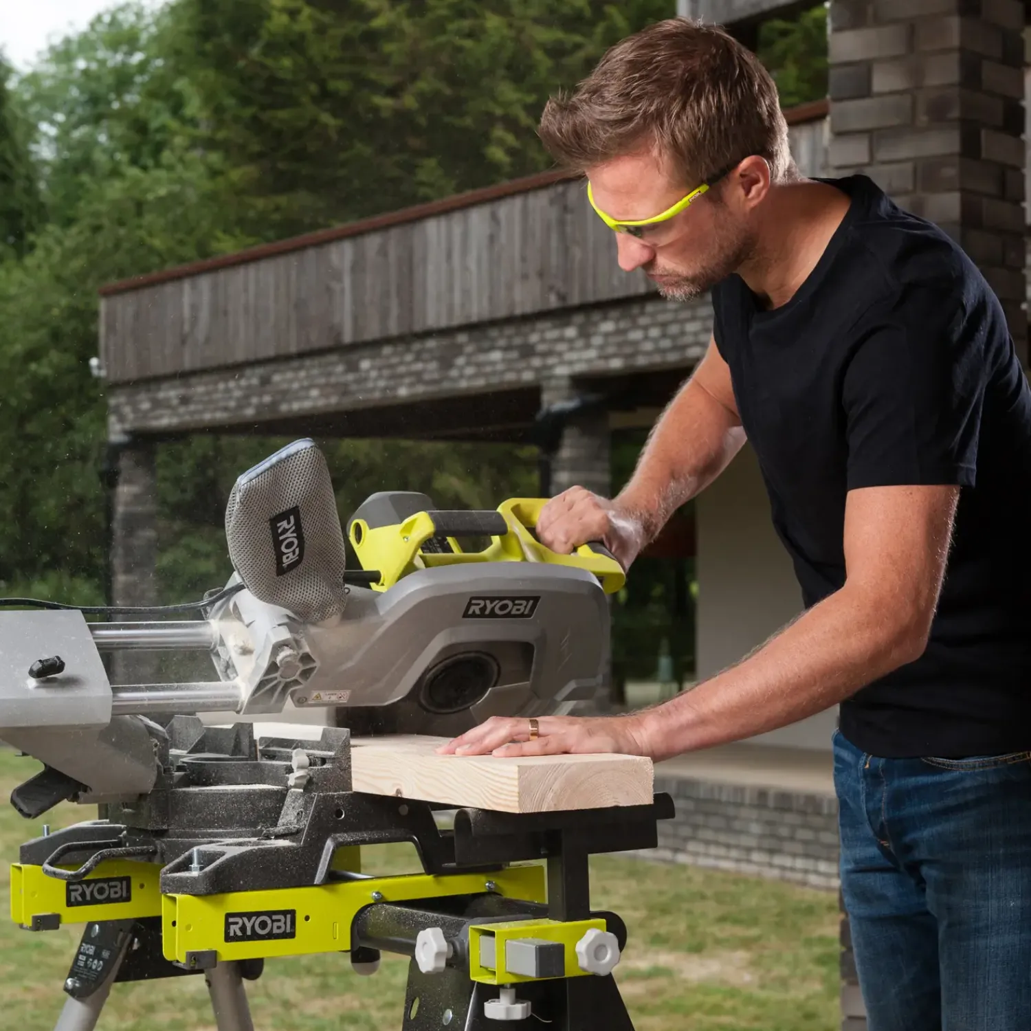 Online Ryobi EMS305RG kap-/geringssav 2200W