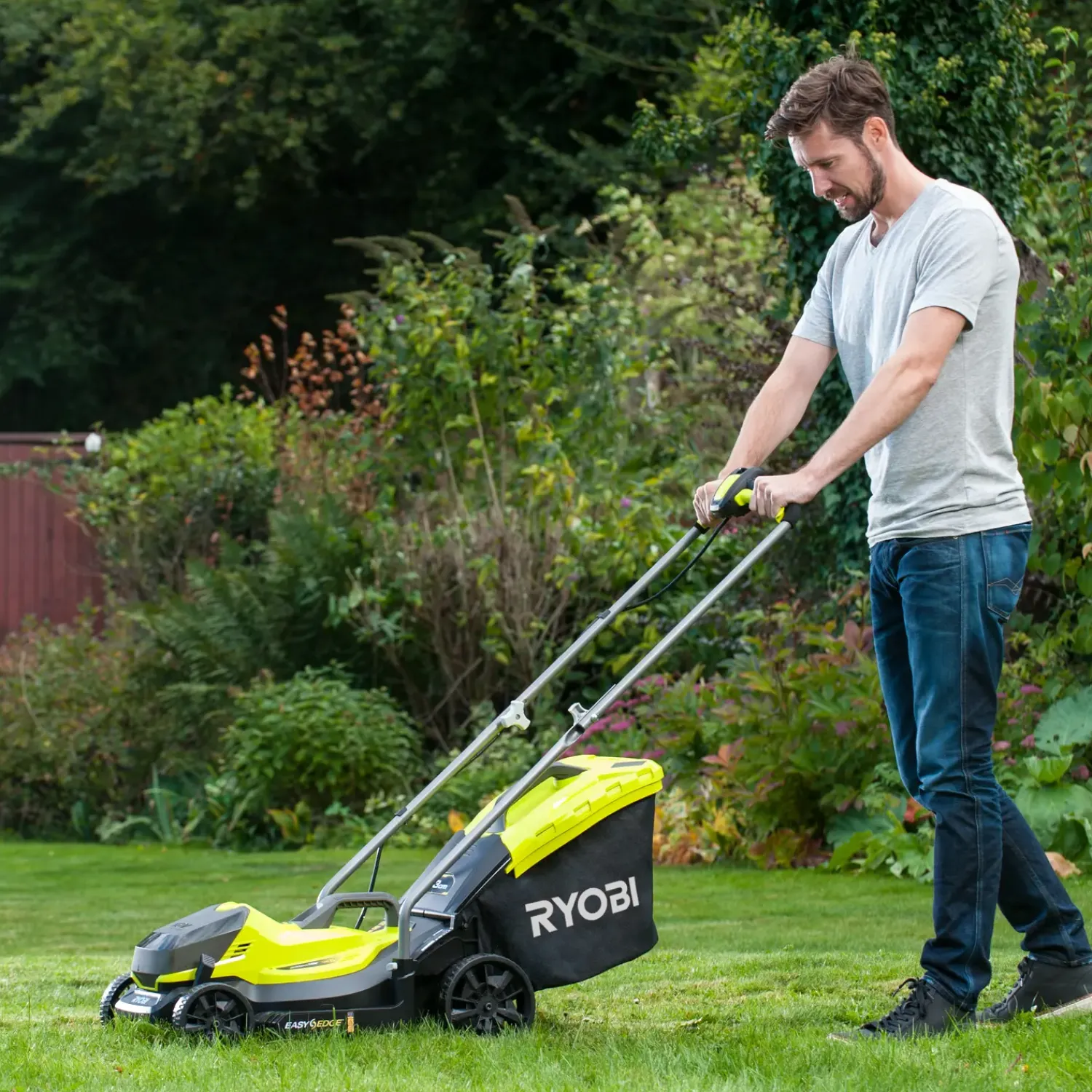 Online Ryobi kombisæt 18V ONE+ plæneklipper/græstrimmer 4,0Ah batteri og lader