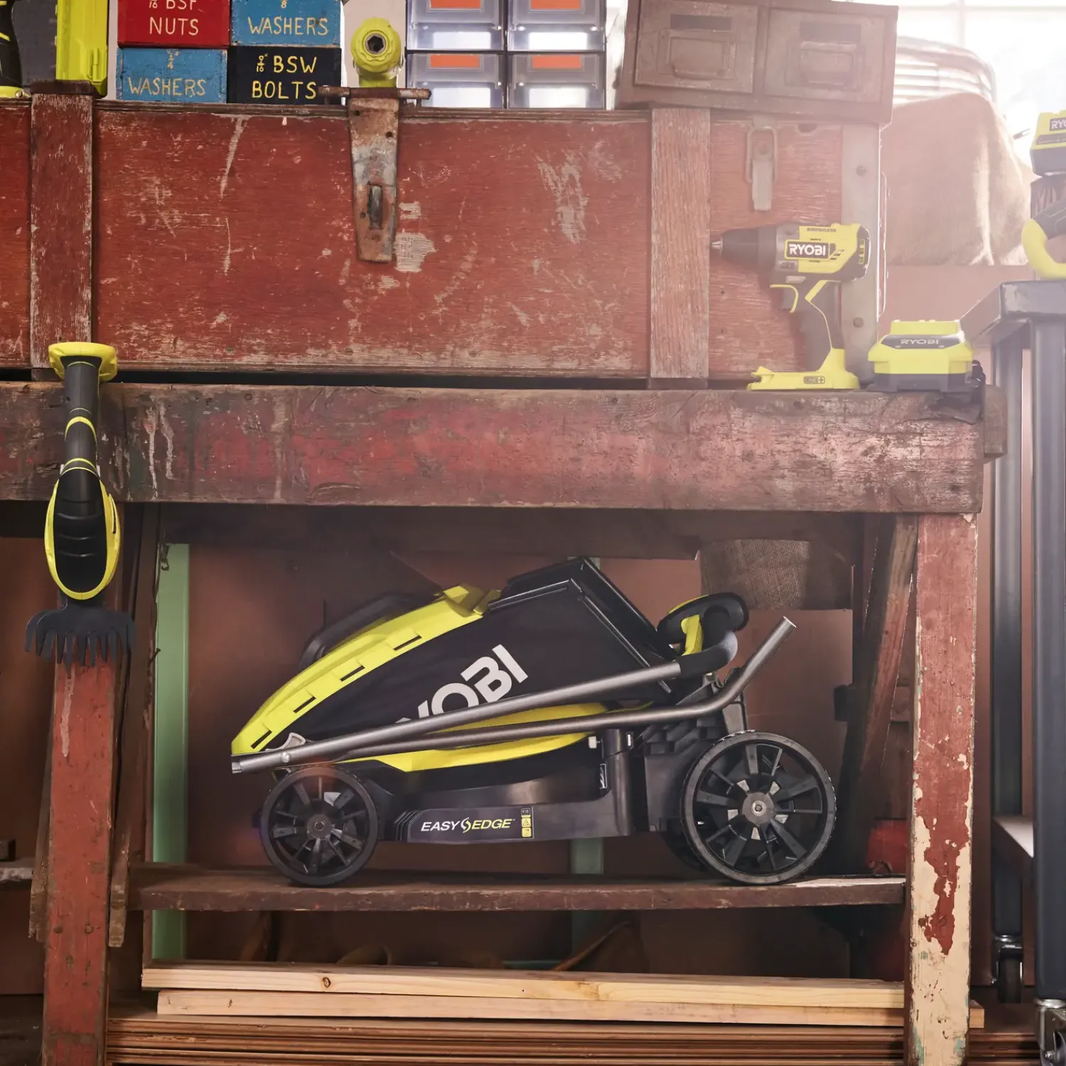 Online Ryobi kombisæt 18V ONE+ plæneklipper/græstrimmer 4,0Ah batteri og lader