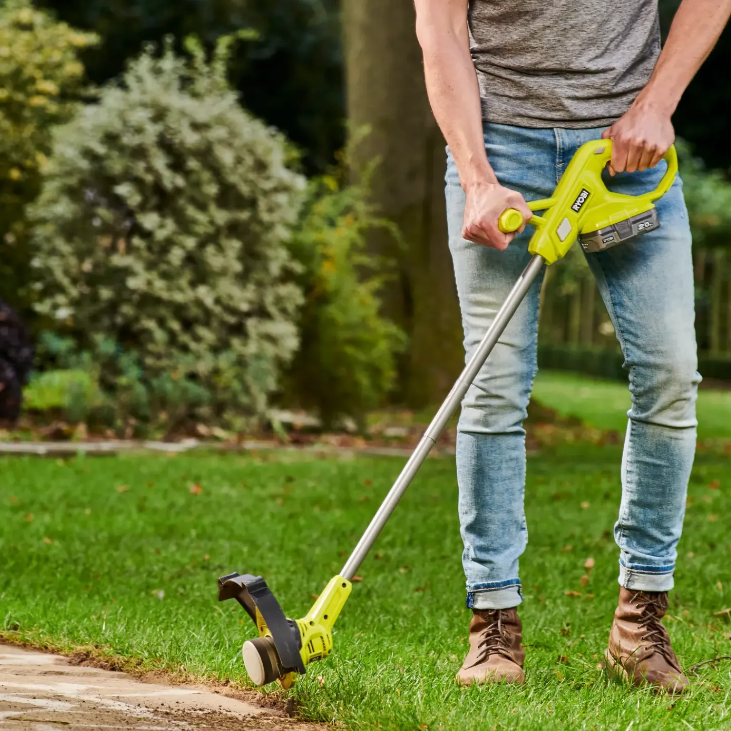 Online Ryobi kombisæt 18V ONE+ plæneklipper/græstrimmer 4,0Ah batteri og lader