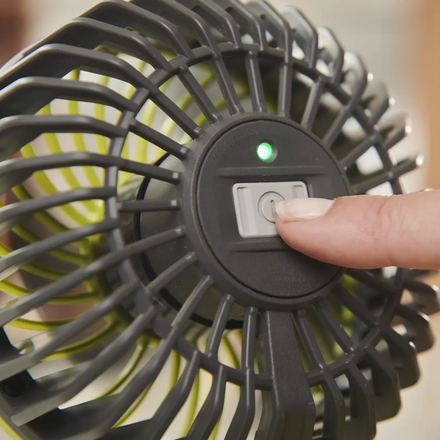 Ryobi Bord- Og Gulvventilatorer^RCF4-0 klemmeventilator 4V USB lithium solo