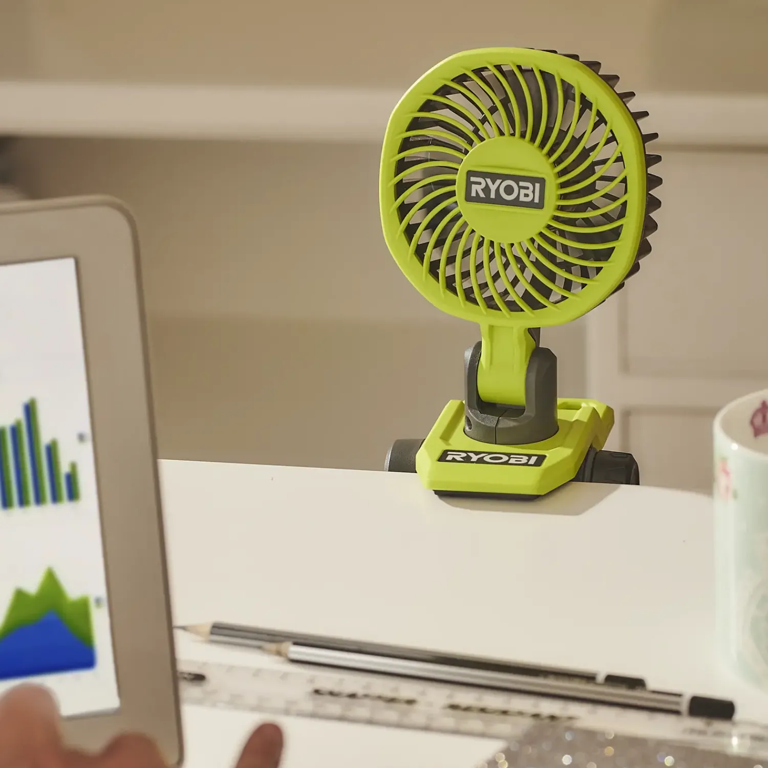 Ryobi Bord- Og Gulvventilatorer^RCF4-0 klemmeventilator 4V USB lithium solo