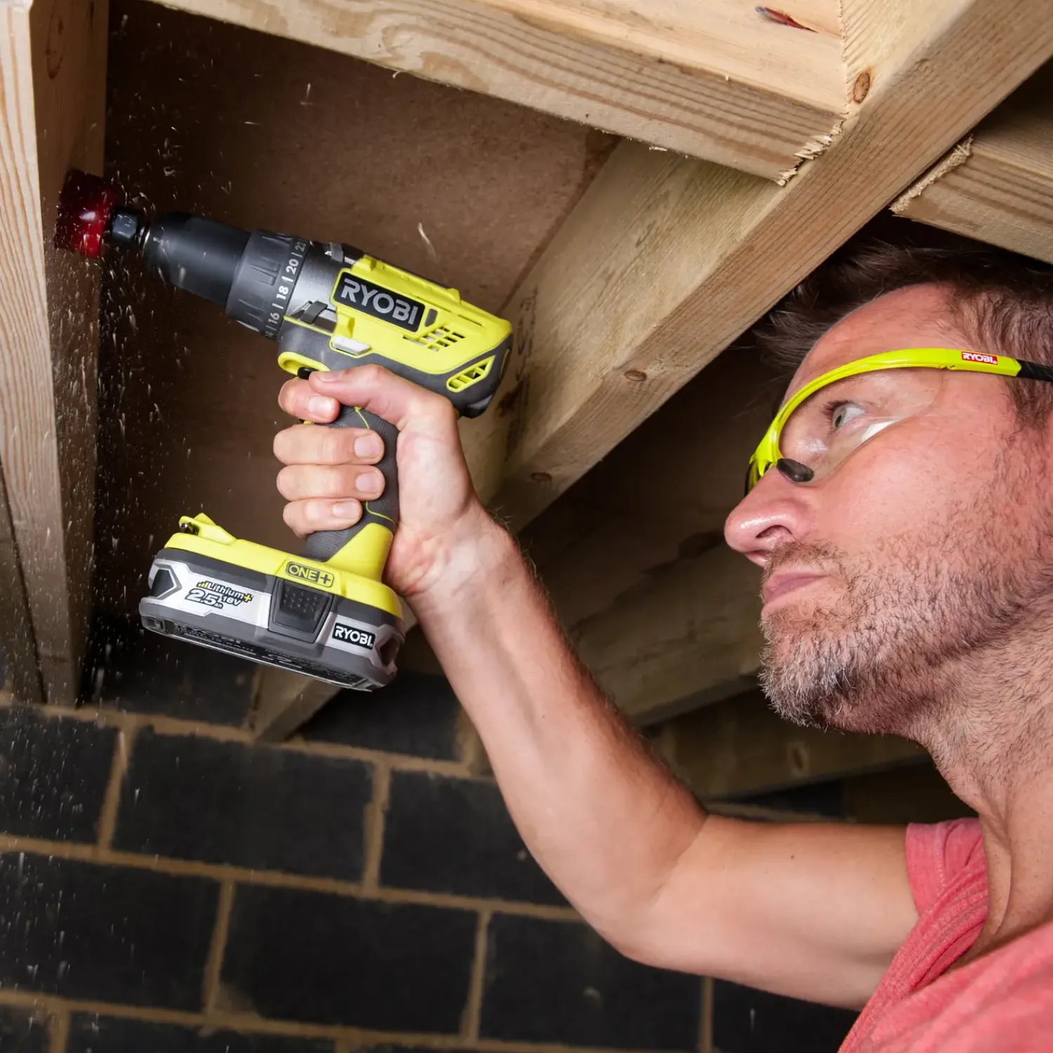 Clearance Ryobi R18DD3-252T akku bore-/skruemaskine 1x2,0+1x5,0 Ah 18V ONE+ inkl. 17 dele tilbehør