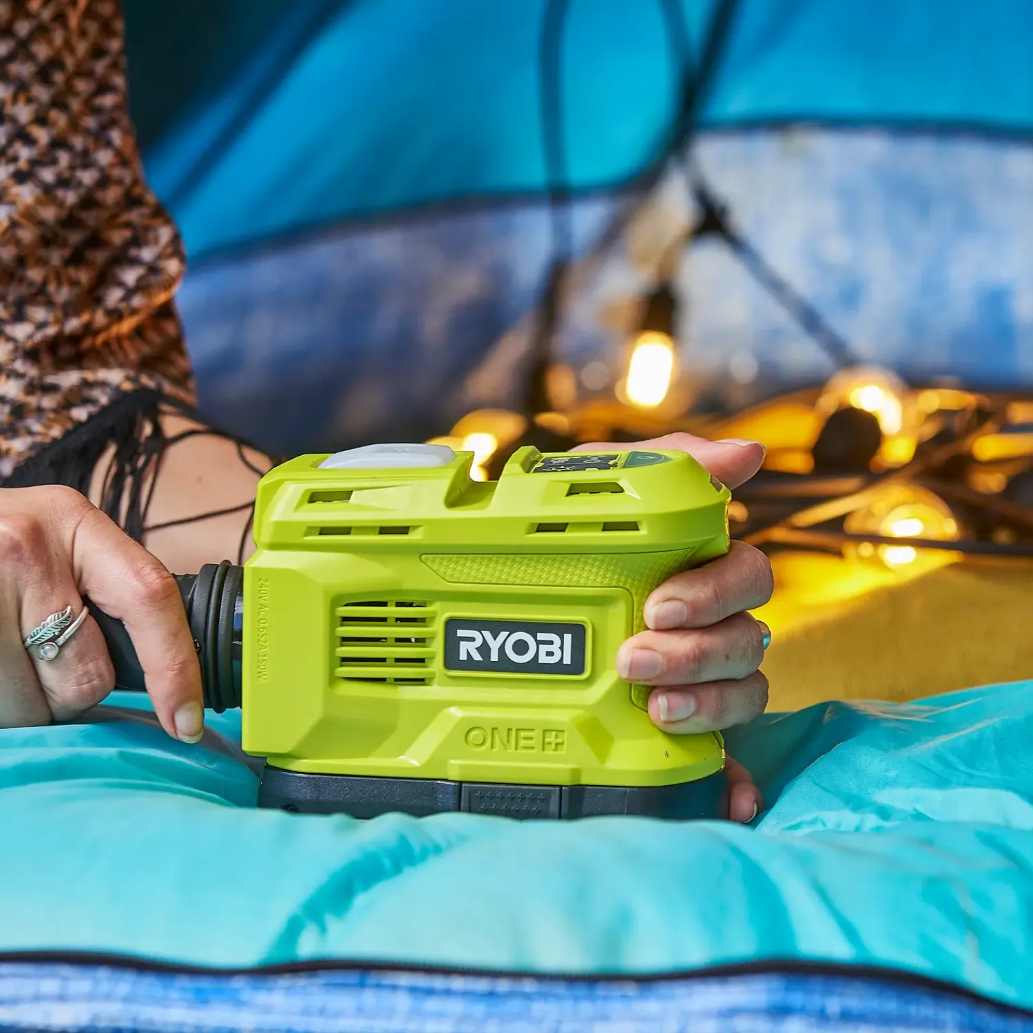 Ryobi Batterier Og Opladere^RY18BI150B 2-i-1 inverter og oplader 18V ONE+