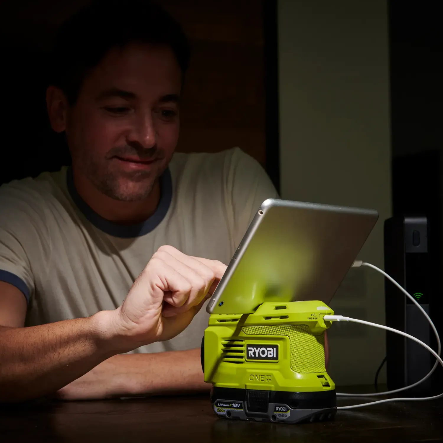 Ryobi Batterier Og Opladere^RY18BI150B 2-i-1 inverter og oplader 18V ONE+