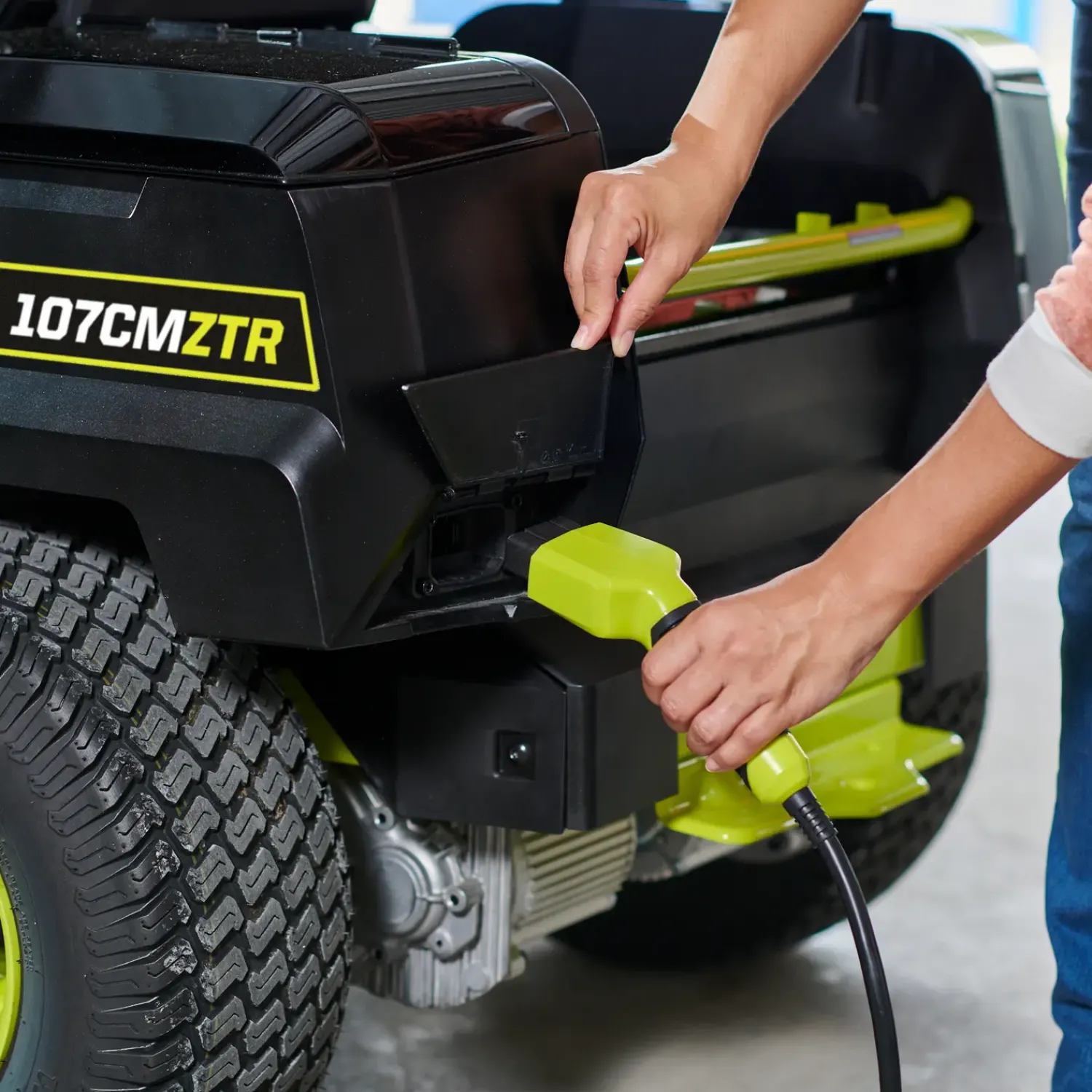 Sale Ryobi RY72ZTRX107-210 72V 107 cm zero turn plæneklipper 2x10 Ah batt.