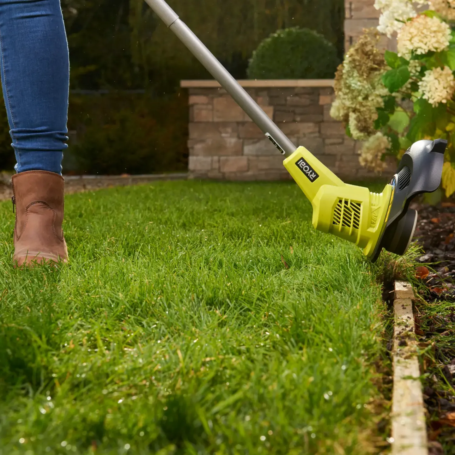 Hot Ryobi 18V ONE+ græstrimmer og hækkeklipper m/1 stk. 2,0 Ah batteri og lader (RHT1845LT25M20)