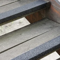 Skridsikker Tape Og Måtter^Skridsikker trappe kant 70x30x600 mm sort