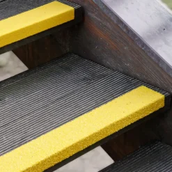 Best Skridsikker trappe kant 70x30x600 mm gul