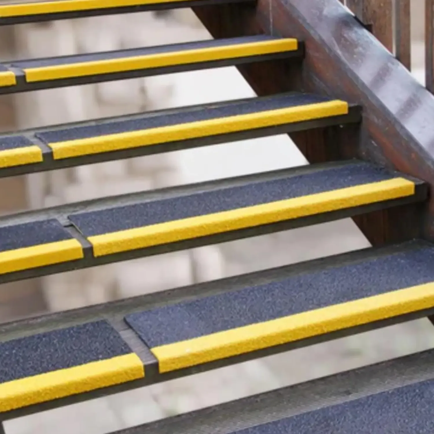 Skridsikker Tape Og Måtter^Skridsikker trappetrin grp medium 230x30x600 mm sort med gul kant