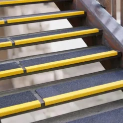 Skridsikker Tape Og Måtter^Skridsikker trappetrin grp medium  230x30x600 mm sort med gul kant