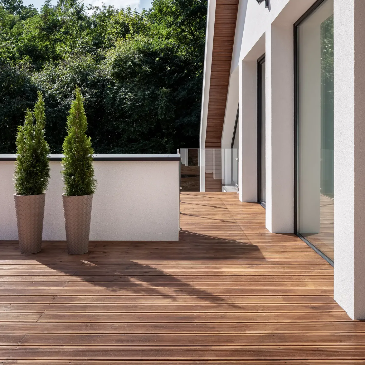 Trykimprægnerede Terrassebrædder^Terrassebrædder m. riller brunimprægneret 28x145 mm x 4,2 m