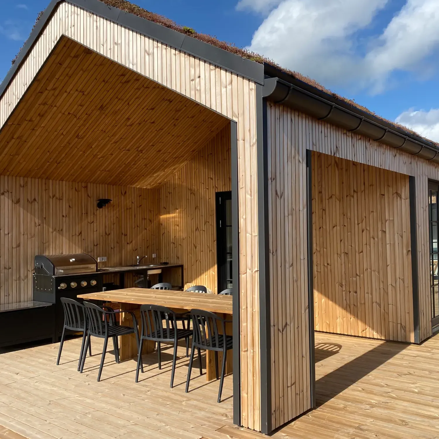 Outlet ThermoWood TGUU beklædning børstet 21x117 mm fyr x 3,6 m