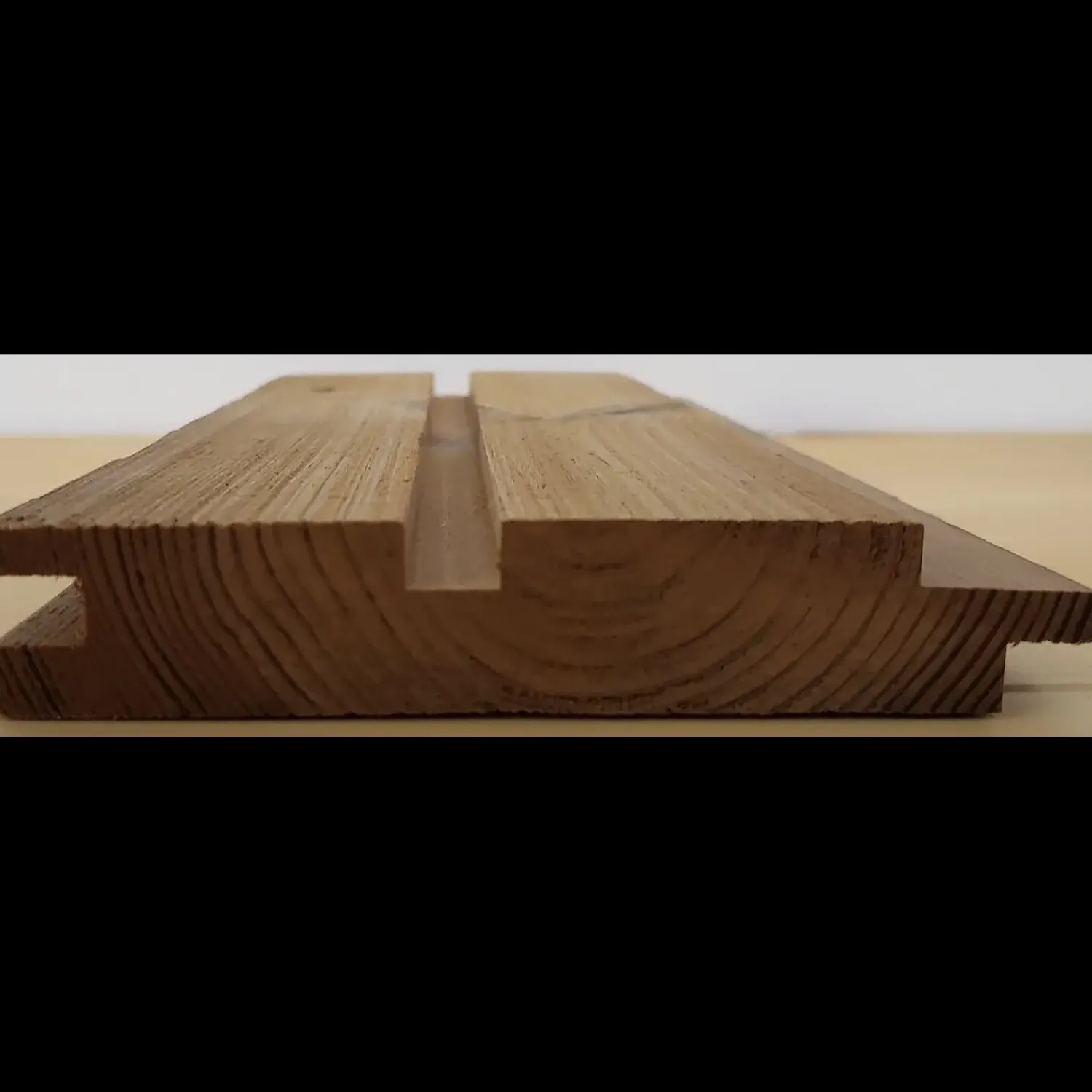 Outlet ThermoWood TGUU beklædning børstet 21x117 mm fyr x 3,6 m