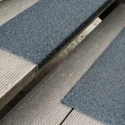 Outlet Trappetrin grp skridsikker grov 230x30x600 mm sort