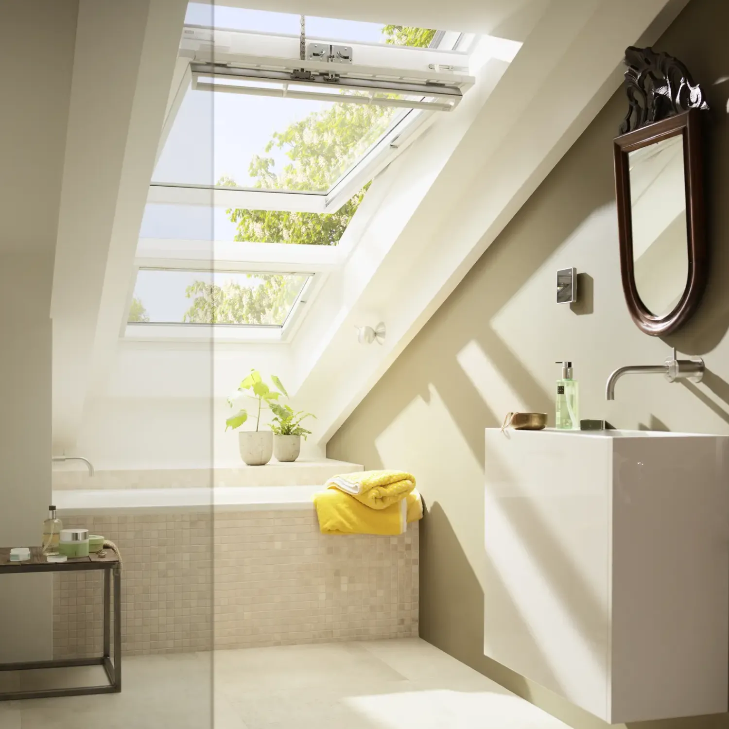 Velux Vinduer^GGU MK08 006821 fjernbetjent vippevindue hvid polyurethan 78x140 cm