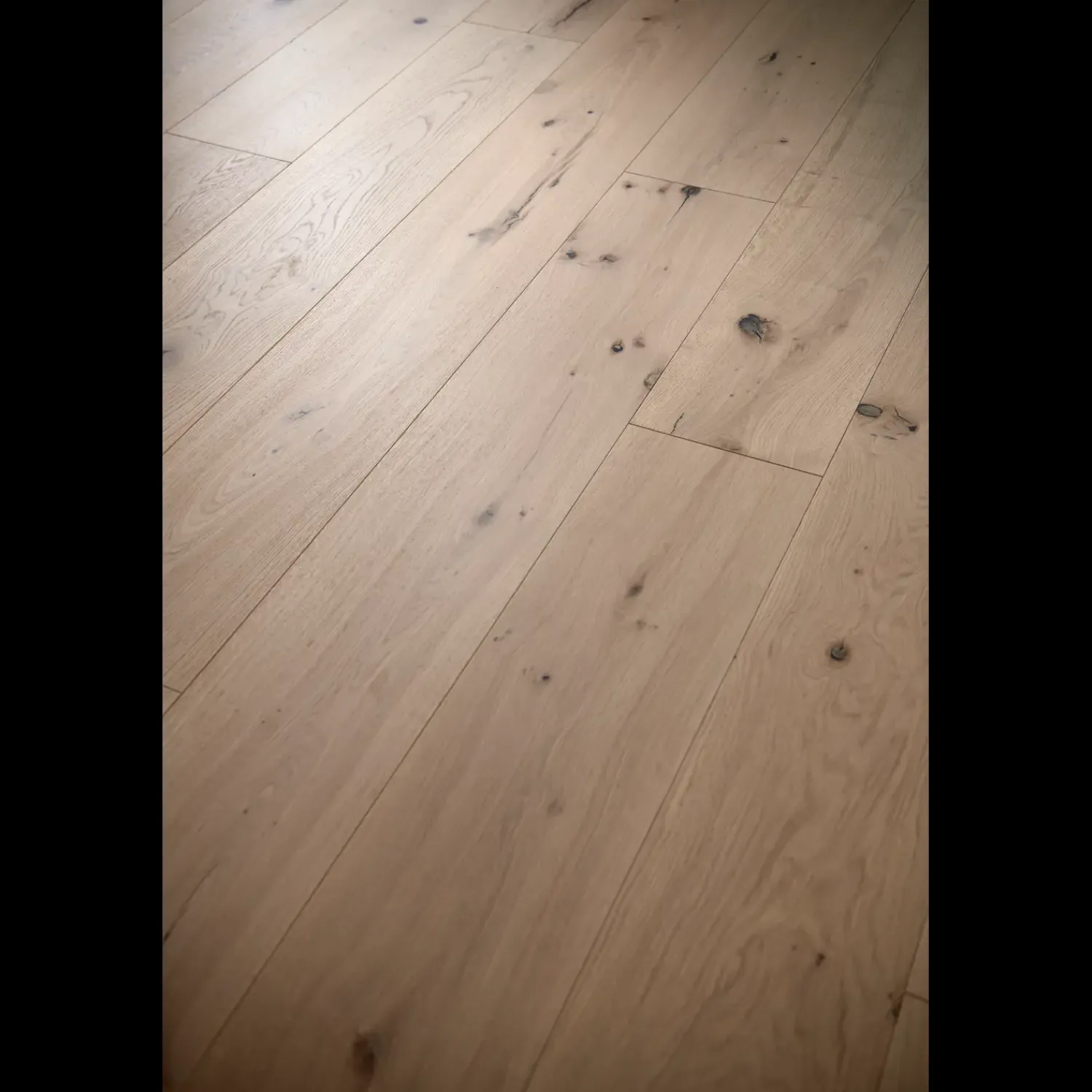 Outlet Wallmann Herregårdsplank parketgulv i eg, børstet invisible matlak 15x260x2200 mm