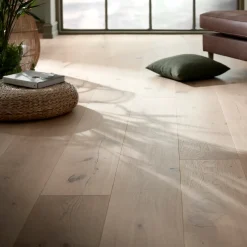 Outlet Wallmann Herregårdsplank parketgulv i eg, børstet invisible matlak 15x260x2200 mm